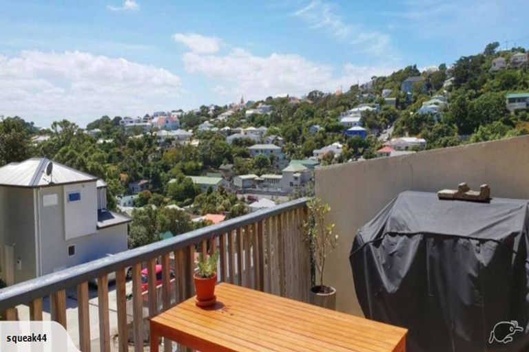 Photo of property in 17 Kopiko Way, Brooklyn, Wellington, 6021