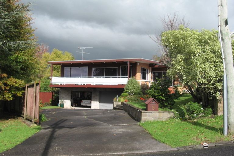 Photo of property in 5 Gibson Place, Mellons Bay, Auckland, 2014