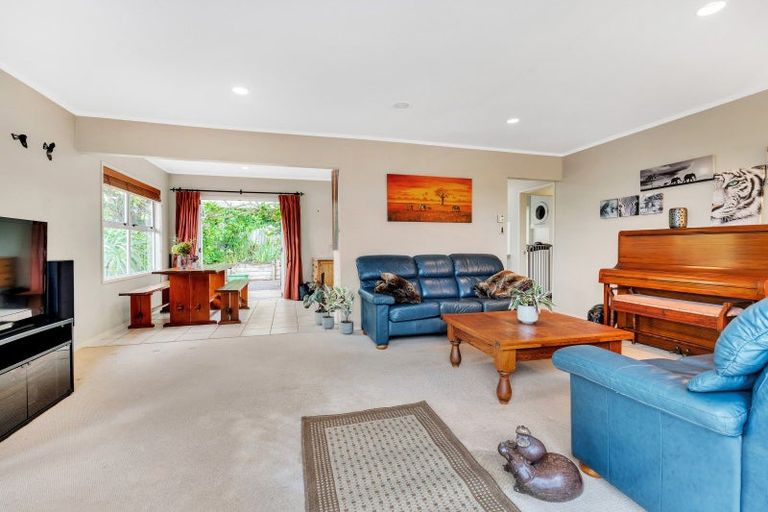 Photo of property in 31 Robbies Road, Shelly Park, Auckland, 2014