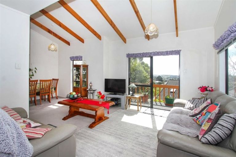 Photo of property in 1/17 Bronzewing Terrace, Unsworth Heights, Auckland, 0632