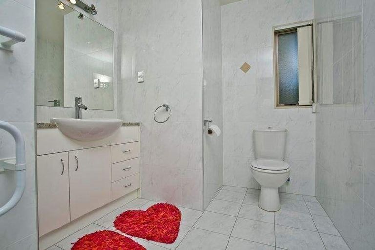 Photo of property in 14c Baulcomb Parade, Windsor Park, Auckland, 0632