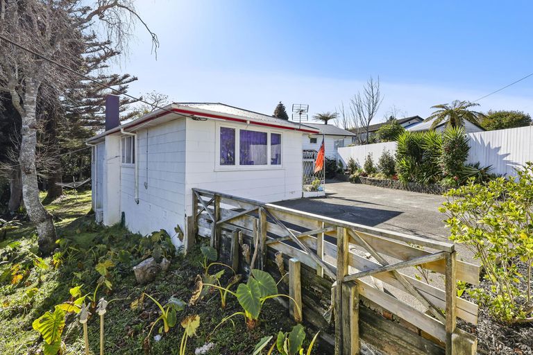 Photo of property in 16 Parrs Cross Road, Henderson, Auckland, 0612