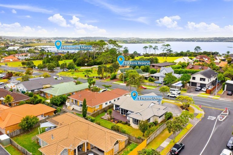 Photo of property in 1 Picasso Drive, West Harbour, Auckland, 0618