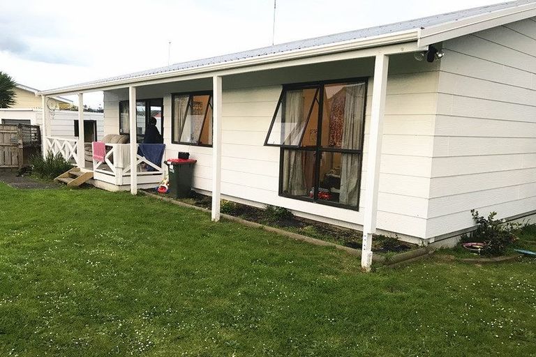 Photo of property in 2/90 Shifnal Drive, Randwick Park, Auckland, 2105