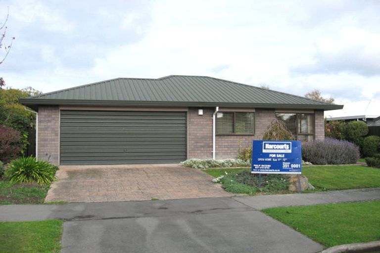 Photo of property in 20 Honeysuckle Place, Northcote, Christchurch, 8052
