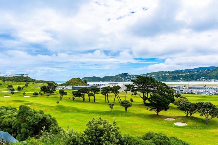 Photo of property in 16 Bunker Way, Strathmore Park, Wellington, 6022