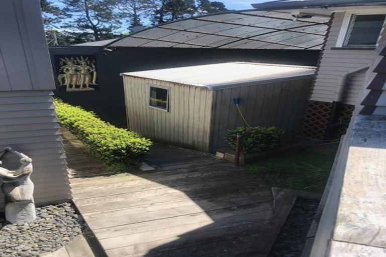 Photo of property in 6 Beazley Place, Glendene, Auckland, 0602