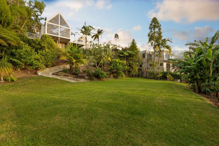 Photo of property in 25 Oakpark Place, West Harbour, Auckland, 0618