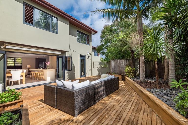 Photo of property in 2/71 Pupuke Road, Northcote, Auckland, 0627