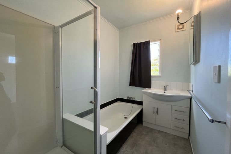 Photo of property in 64 Sylvan Crescent, Te Atatu South, Auckland, 0610