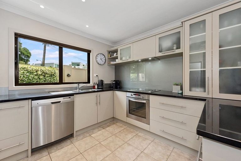 Photo of property in 98 River Road, Hamilton East, Hamilton, 3216