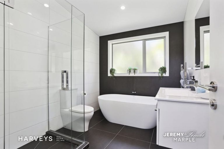 Photo of property in 31c Woodfern Crescent, Titirangi, Auckland, 0604