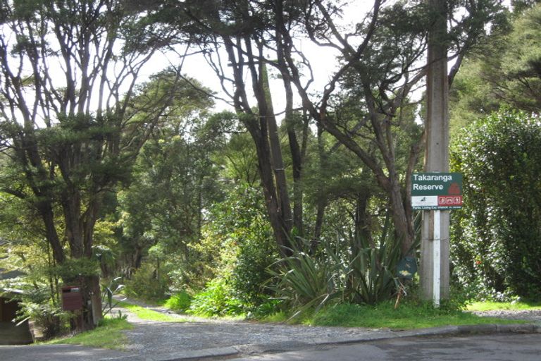 Photo of property in 16 Staley Road, Parau, Auckland, 0604