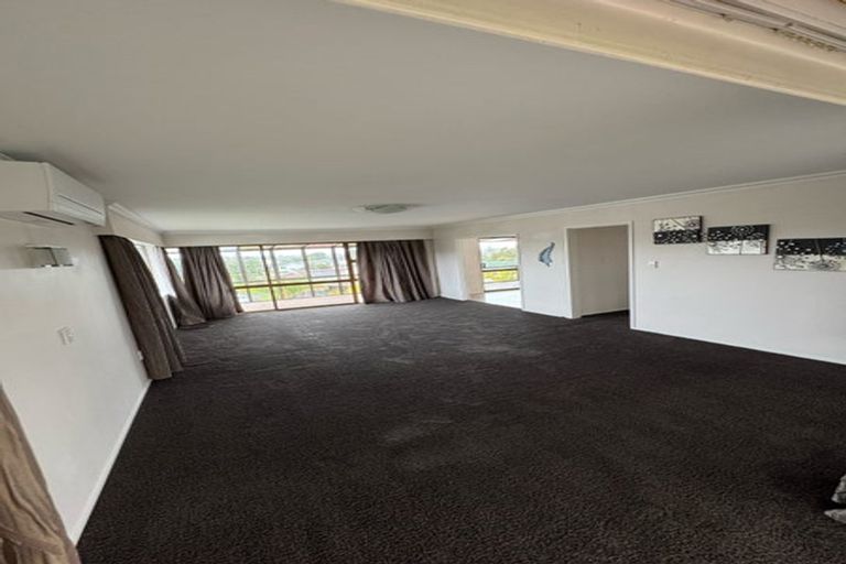 Photo of property in 11 Ian Place, Glendene, Auckland, 0602