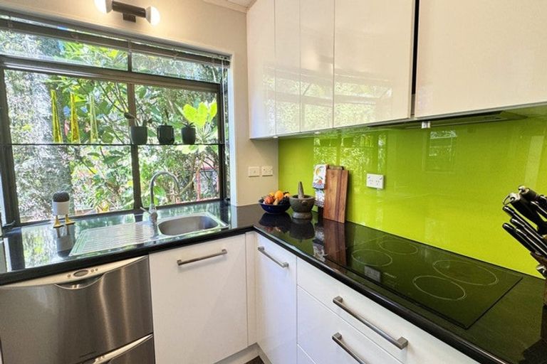 Photo of property in 11 Fitzpatrick Place, Chatswood, Auckland, 0626