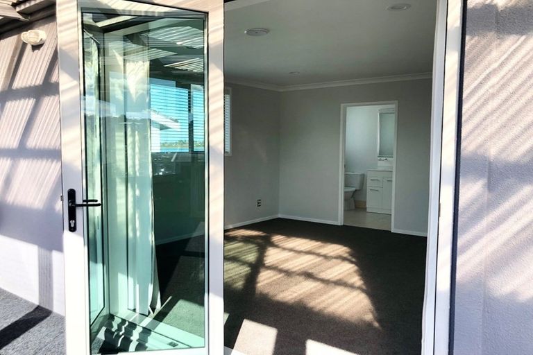 Photo of property in 11m Clearwater Cove, West Harbour, Auckland, 0618