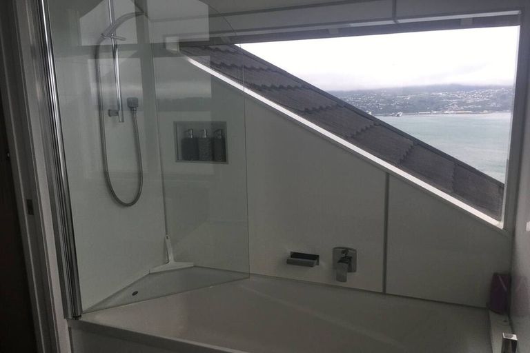 Photo of property in 17 Palliser Road, Roseneath, Wellington, 6011