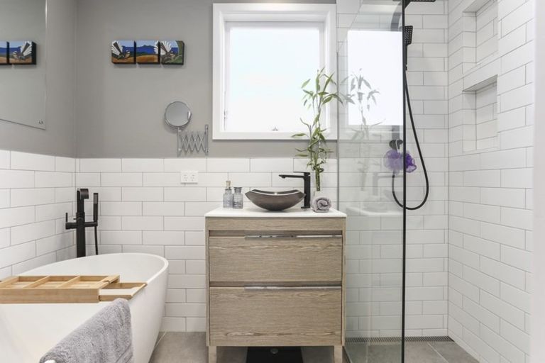 Photo of property in 18 Dalry Place, Mangere Bridge, Auckland, 2022