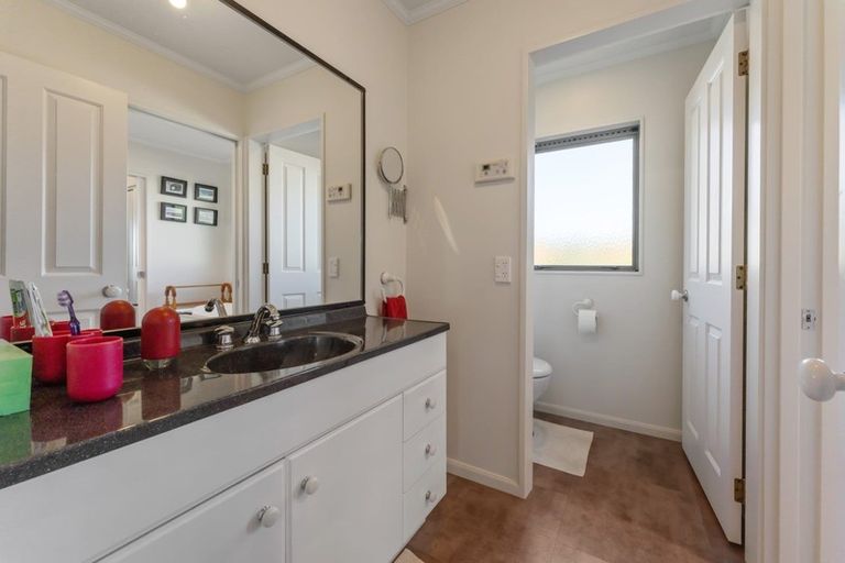 Photo of property in 49a Kakariki Grove, Waikanae, 5036