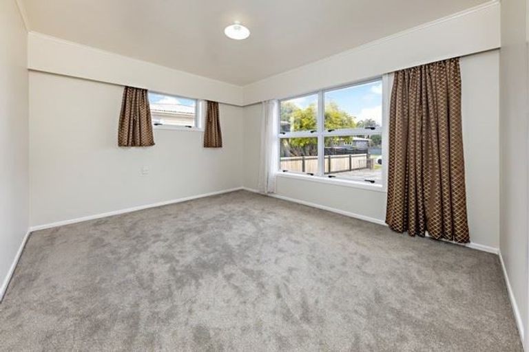 Photo of property in 15 Salas Place, Papakura, 2110