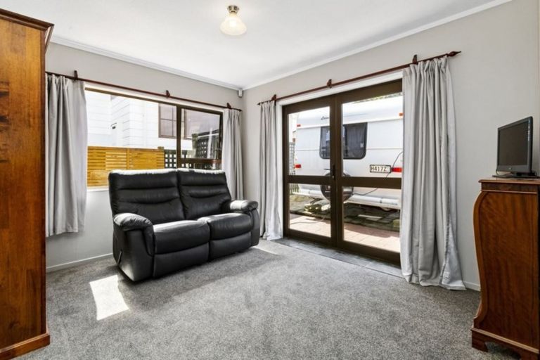 Photo of property in 5 Deveron Place, Tawa, Wellington, 5028