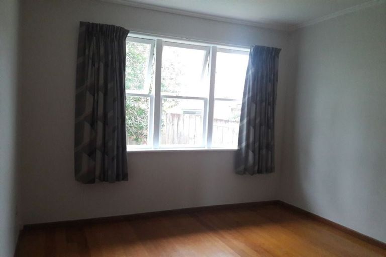 Photo of property in 1/6 Woodall Place, Totara Vale, Auckland, 0627