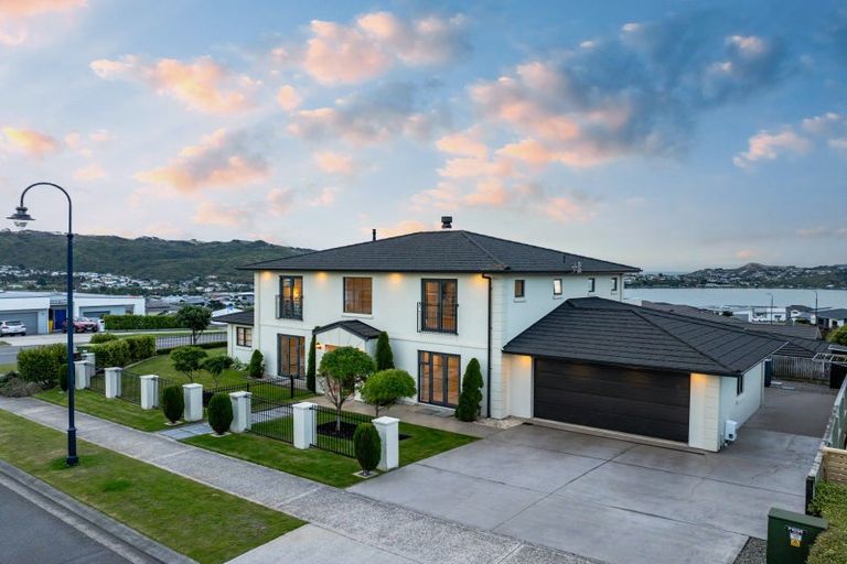 Photo of property in 88 Queen Charlotte Drive, Aotea, Porirua, 5024