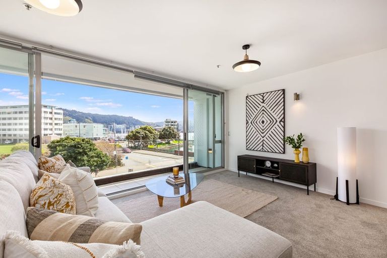 Photo of property in Aqua, 6/74 Oriental Parade, Oriental Bay, Wellington, 6011