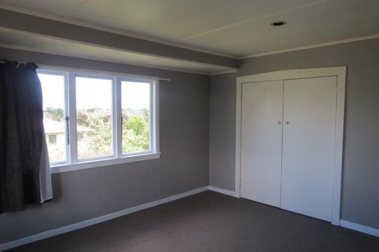 Photo of property in 15 York Crescent, Westown, New Plymouth, 4310