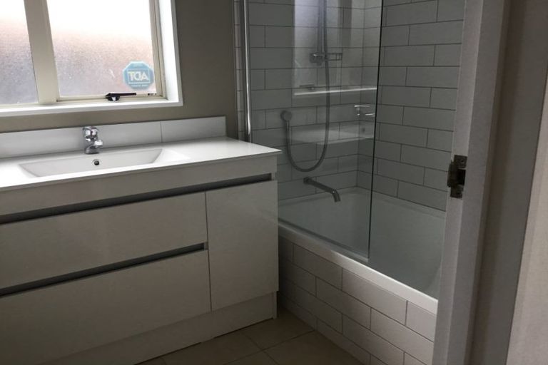 Photo of property in 39a Central Park Drive, Te Atatu South, Auckland, 0610