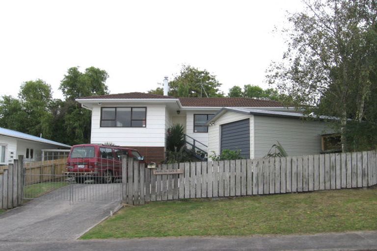 Photo of property in 1a Truscott Place, West Harbour, Auckland, 0618