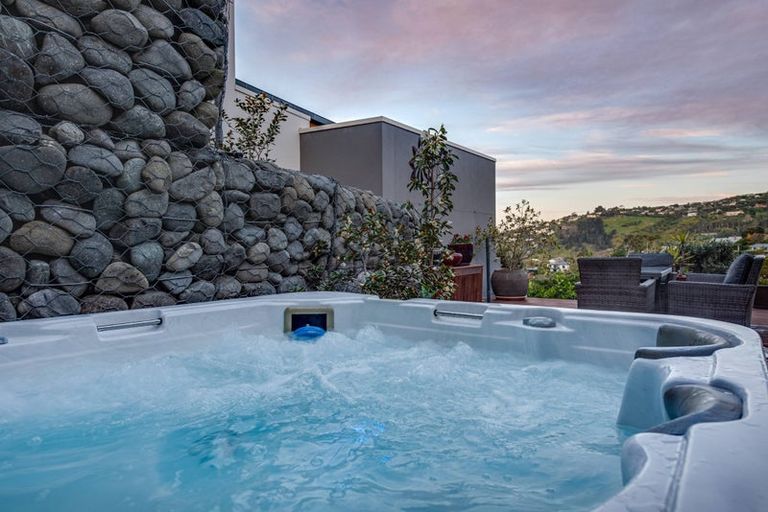 Photo of property in 6 Challenger Lane, Redcliffs, Christchurch, 8081