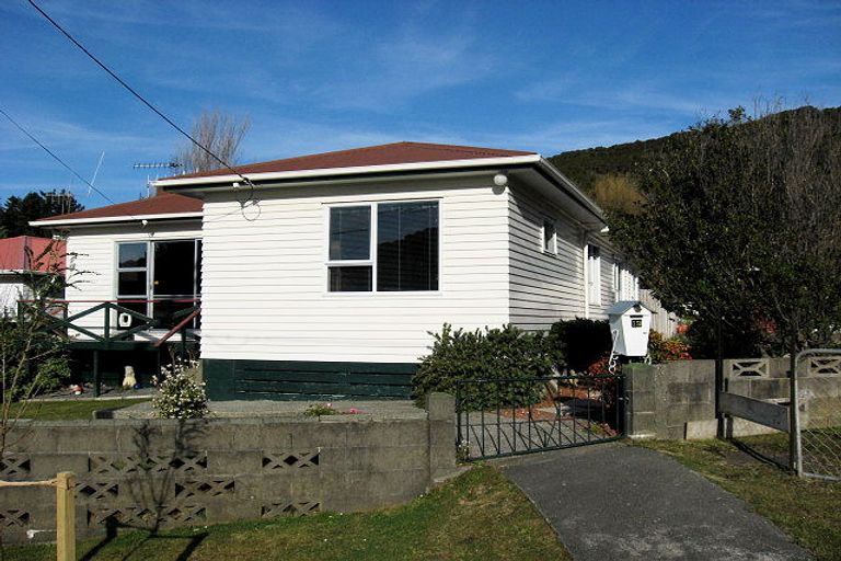 Photo of property in 19 Gardiner Grove, Wainuiomata, Lower Hutt, 5014