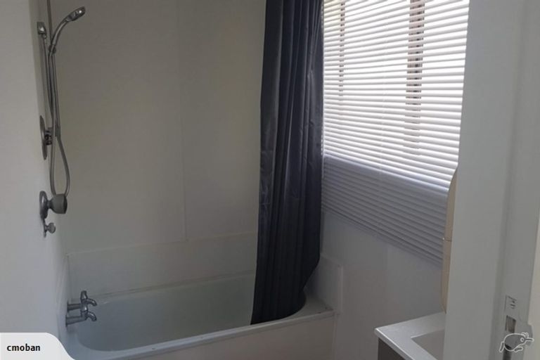 Photo of property in 8b Middlesex Place, Northland, Wellington, 6012