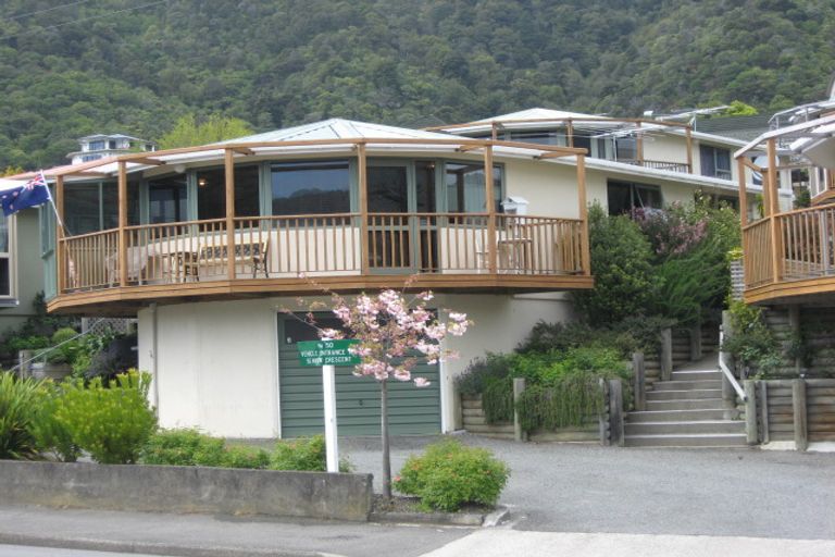 Photo of property in 2/50 Waikawa Road, Picton, 7220