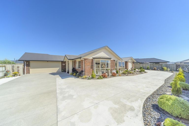 Photo of property in 11 Chestnut Close, Kelvin Grove, Palmerston North, 4414