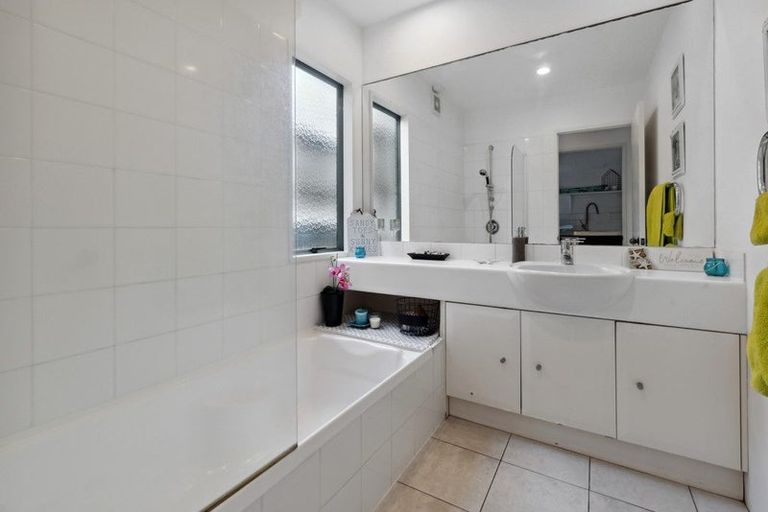 Photo of property in 2/89 Knights Road, Rothesay Bay, Auckland, 0630