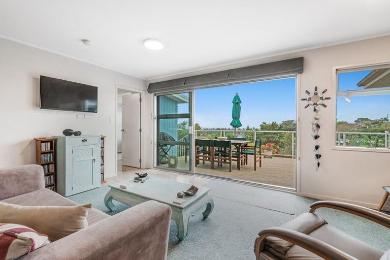 Photo of property in 25 Moffat Road, Red Beach, 0932