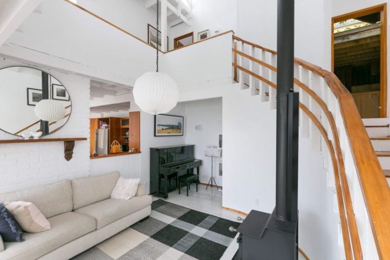 Photo of property in 6 Nakora Road, Karaka Bays, Wellington, 6022