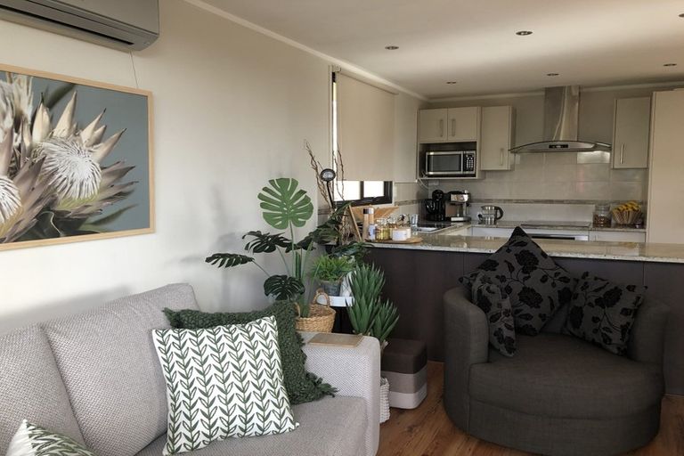 Photo of property in 32 Exeter Place, Unsworth Heights, Auckland, 0632