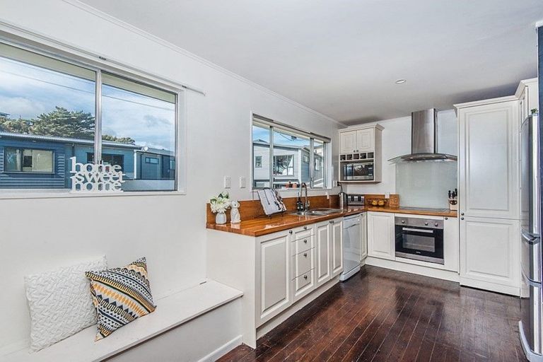 Photo of property in 53 Glanmire Road, Newlands, Wellington, 6037