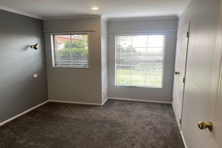 Photo of property in 11 Shelter Grove, Frankleigh Park, New Plymouth, 4310