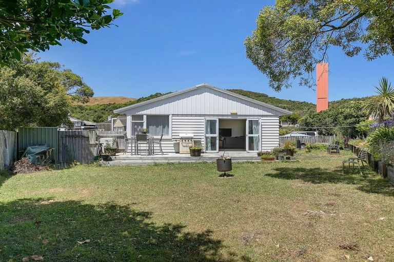 Photo of property in 24 Surprise Place, Cannons Creek, Porirua, 5024