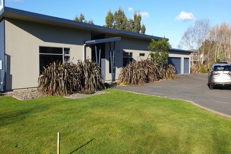 Photo of property in 28 Titirangi Drive, Fitzherbert, Palmerston North, 4471