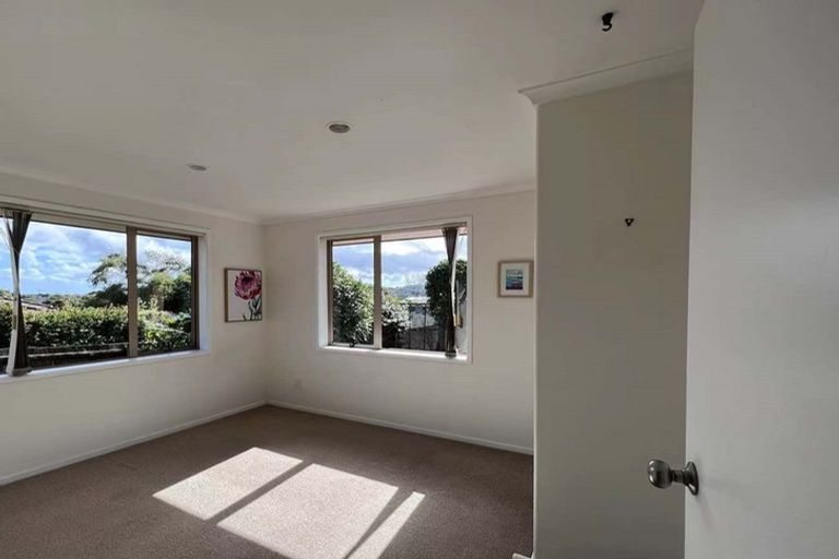 Photo of property in 5 Sunvista Avenue, Oteha, Auckland, 0632