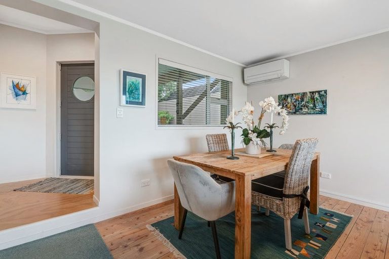 Photo of property in 25 Moffat Road, Red Beach, 0932
