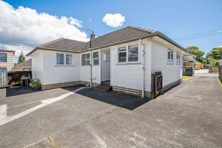 Photo of property in 82 Kelman Road, Kelston, Auckland, 0602