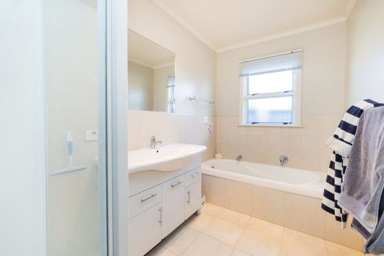 Photo of property in 4 Woodstock Place, Hokowhitu, Palmerston North, 4410