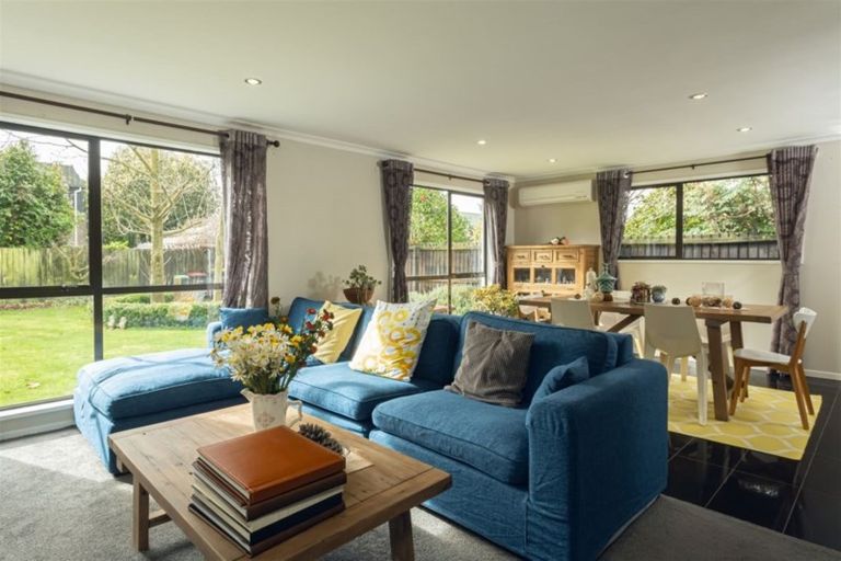 Photo of property in 10 Harkness Place, Avonhead, Christchurch, 8042