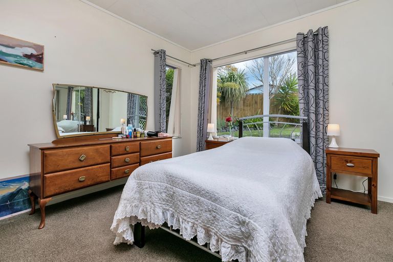 Photo of property in 49 Harmel Road, Glendene, Auckland, 0602